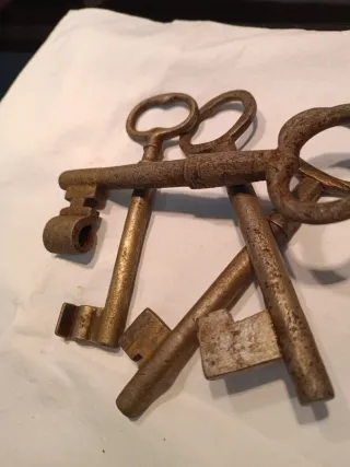 4 llaves antiguas de metal