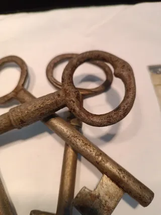 4 llaves antiguas de metal