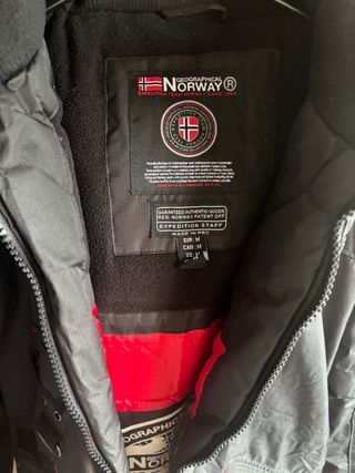 Chaqueta Norway Negra con Capucha y Pelo