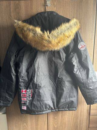 Chaqueta Norway Negra con Capucha y Pelo