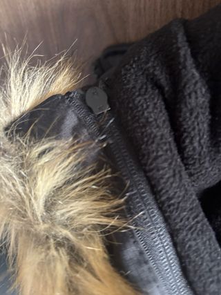 Chaqueta Norway Negra con Capucha y Pelo