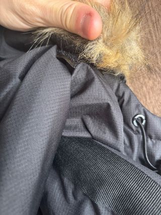 Chaqueta Norway Negra con Capucha y Pelo