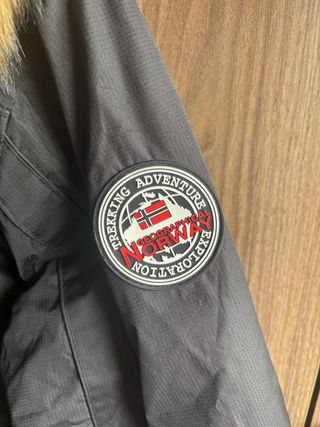 Chaqueta Norway Negra con Capucha y Pelo