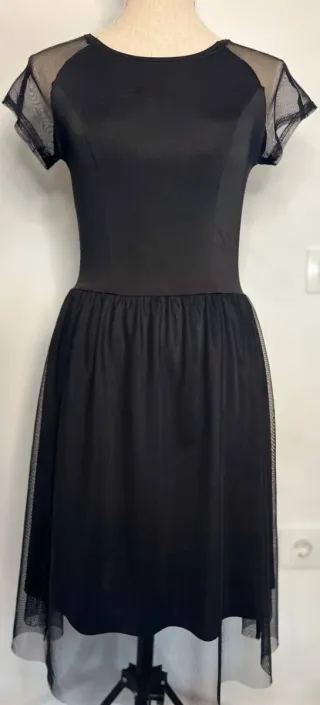 Vestido negro con mangas de tul