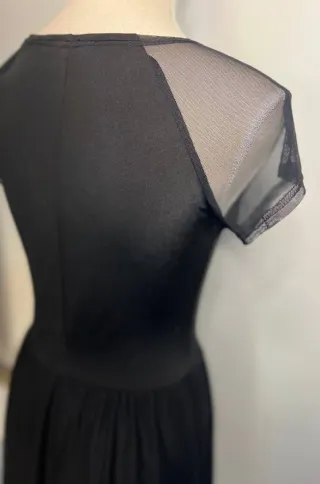 Vestido negro con mangas de tul