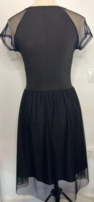 Vestido negro con mangas de tul