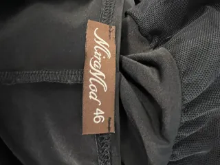 Vestido negro con mangas de tul