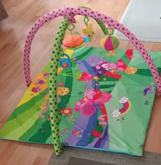 Gimnasio para bebé con arco y juguetes