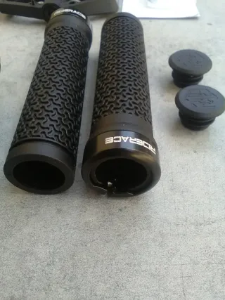 JUEGO DE SILLÍN, PEDALES Y PUÑOS EN COLOR NEGRO.