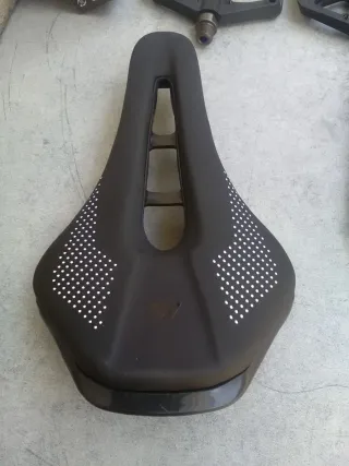 JUEGO DE SILLÍN, PEDALES Y PUÑOS EN COLOR NEGRO.