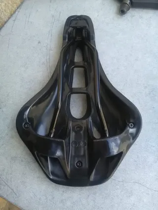 JUEGO DE SILLÍN, PEDALES Y PUÑOS EN COLOR NEGRO.