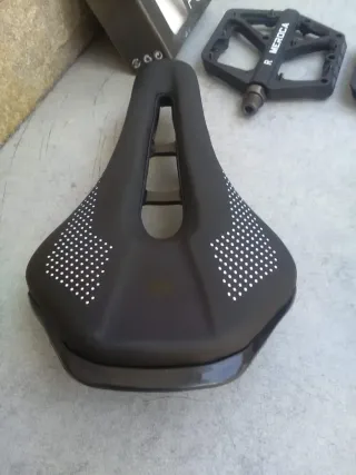 JUEGO DE SILLÍN, PEDALES Y PUÑOS EN COLOR NEGRO.