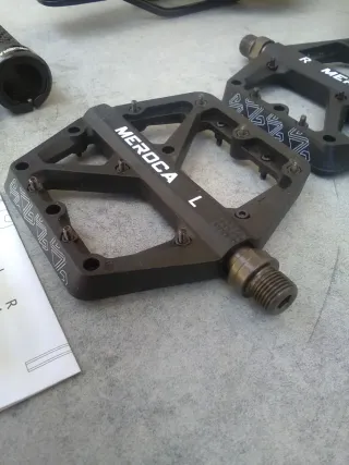 JUEGO DE SILLÍN, PEDALES Y PUÑOS EN COLOR NEGRO.