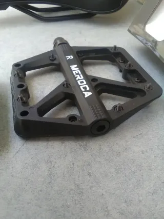 JUEGO DE SILLÍN, PEDALES Y PUÑOS EN COLOR NEGRO.