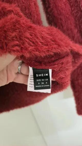 Jersey rojo de cuello alto peludo