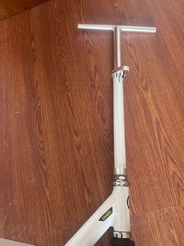 Patinete blanco y plateado