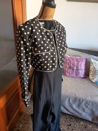 Conjunto de chaqueta y pantalón lunares