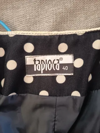 Conjunto de chaqueta y pantalón lunares