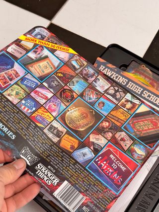 Stranger Things Caja Hawkins Memories