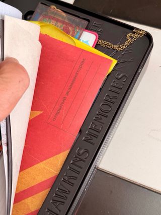 Stranger Things Caja Hawkins Memories