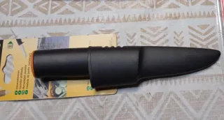 Cuchillo Fiskars Multiusos con Funda