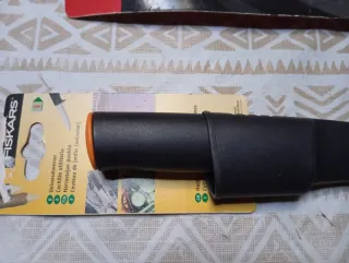 Cuchillo Fiskars Multiusos con Funda
