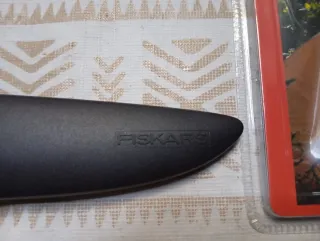 Cuchillo Fiskars Multiusos con Funda