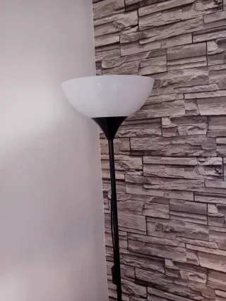 Lámpara de pie moderna con bombilla