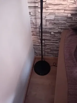 Lámpara de pie moderna con bombilla