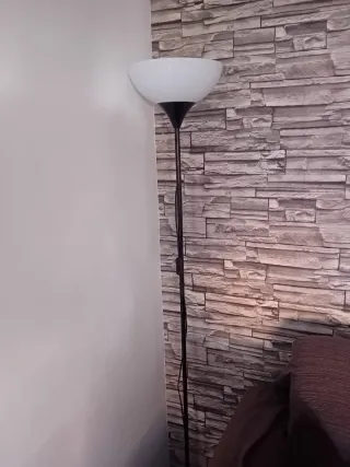 Lámpara de pie moderna con bombilla