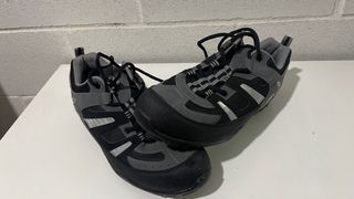 Zapatilla spinning GPS gris y negro