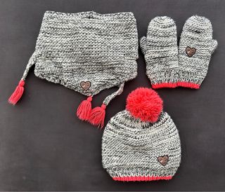 Conjunto gorro, bufanda y manoplas.