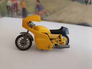 moto juguete escala aproximada 1:32