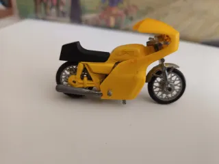 moto juguete escala aproximada 1:32