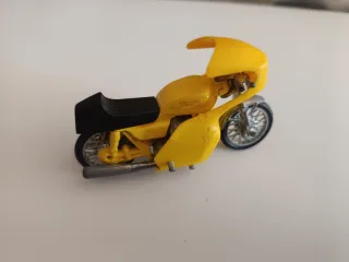 moto juguete escala aproximada 1:32