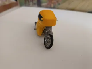 moto juguete escala aproximada 1:32