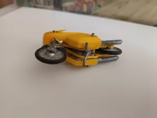 moto juguete escala aproximada 1:32