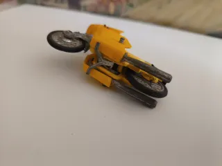 moto juguete escala aproximada 1:32