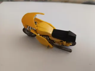 moto juguete escala aproximada 1:32