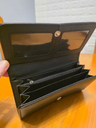 Cartera negra, solo un uso