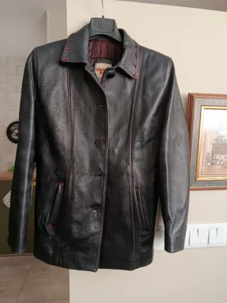 Chaqueta de piel negra con pespuntes rojos