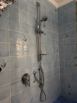 Conjunto baño completo azul y blanco Roca