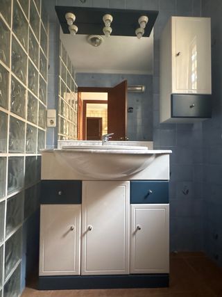 Conjunto baño completo azul y blanco Roca