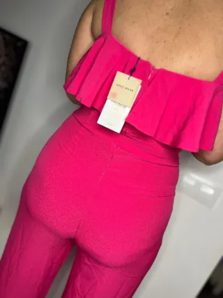 mono de color  fucsia