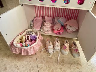 Cuna y armario para muñecas; Con ropita y accesori