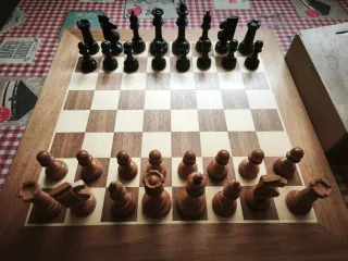 Tablero y piezas de ajedrez de madera. Stauton 7