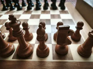 Tablero y piezas de ajedrez de madera. Stauton 7