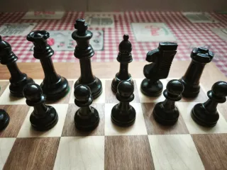 Tablero y piezas de ajedrez de madera. Stauton 7