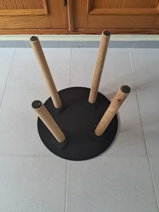 Taburete de madera.