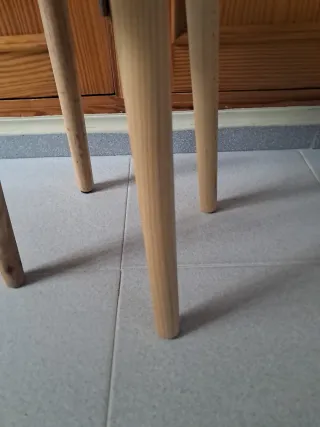 Taburete de madera.